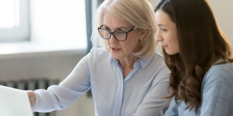 Mentoring Inverso: Una Nueva Forma de Aprendizaje y Crecimiento - Qué es el cross mentoring mentoring inverso - Qué es el cross mentoring