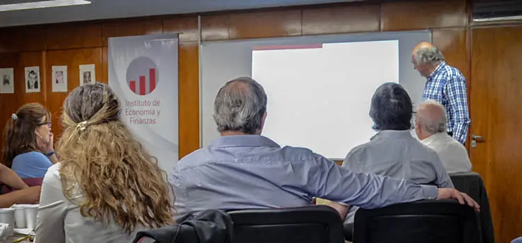 profesor catedra de economia y finanzas unmdp - Qué hace un profesor de Economía