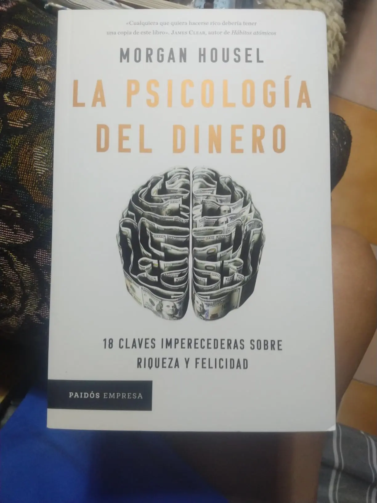 La Psicología del Dinero: Cómo tu Comportamiento Define tu Riqueza - Quién escribió la psicología del dinero finanzas house money - Quién escribió la psicología del dinero
